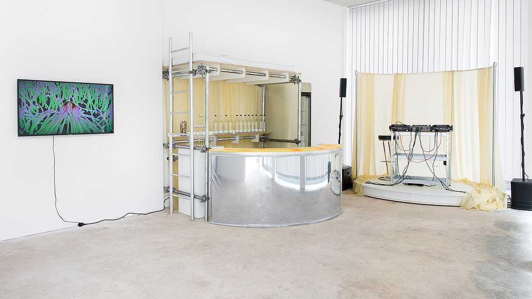 Zoe Williams_Liquid Currency Bar 2022-24